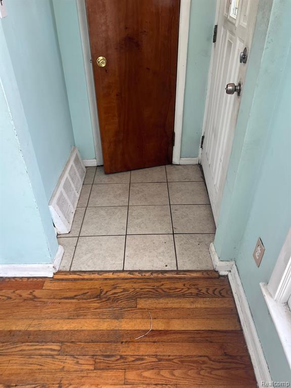 8109 HAZELTON Street, Dearborn Heights, MI 48127 — Photo 20