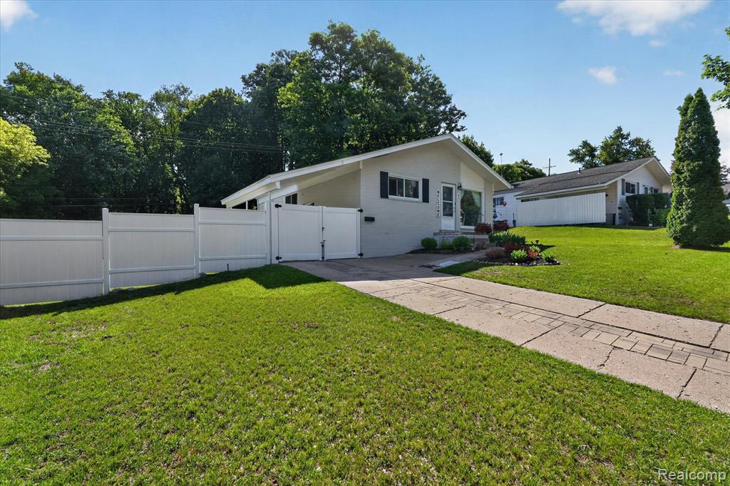 852 Manor Drive, Milford, MI 48381 — Photo 2