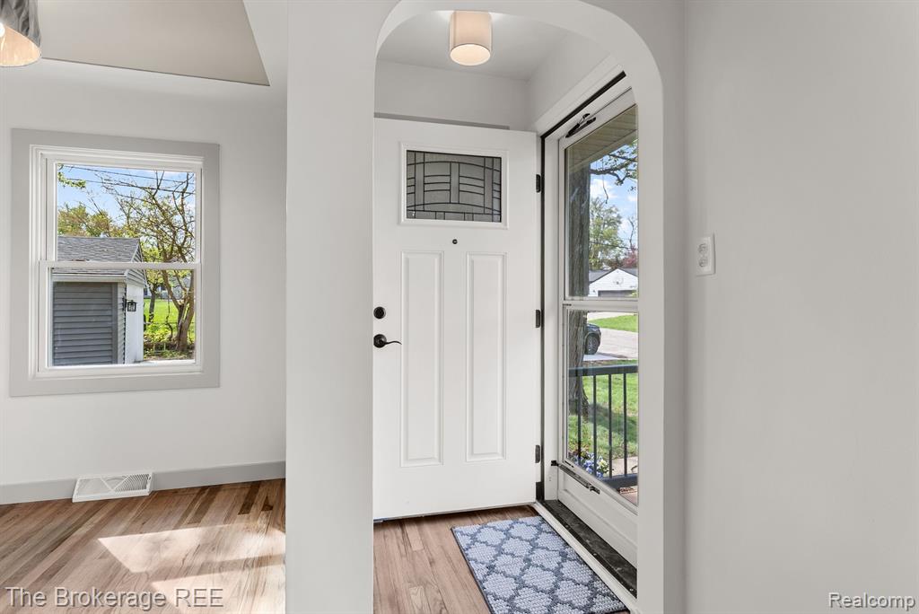 5857 BERKLEY Drive, Waterford, MI 48327 — Photo 4