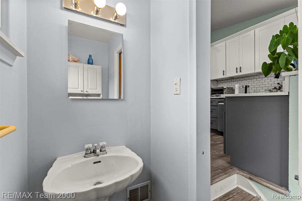 7396 N Charlesworth Street, Dearborn Heights, MI 48127 — Photo 20