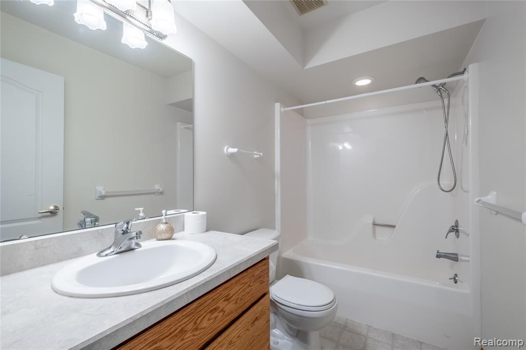 5355 Wyndemere Common Square, Swartz Creek, MI 48473 — Photo 21