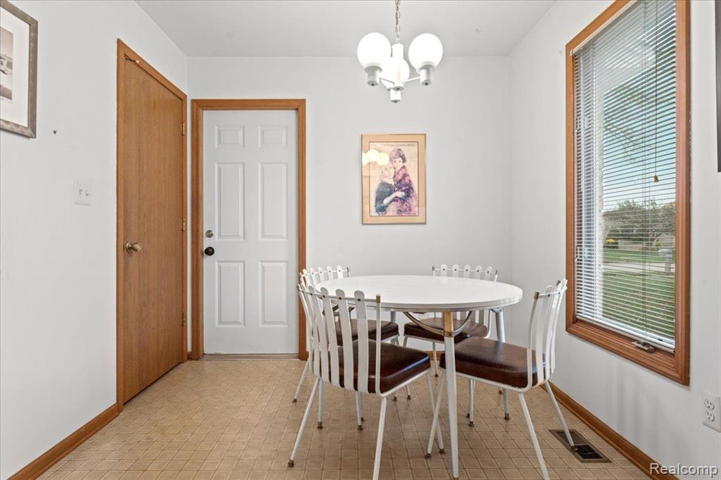 40643 WOODSIDE Drive, Clinton Twp, MI 48038 — Photo 11