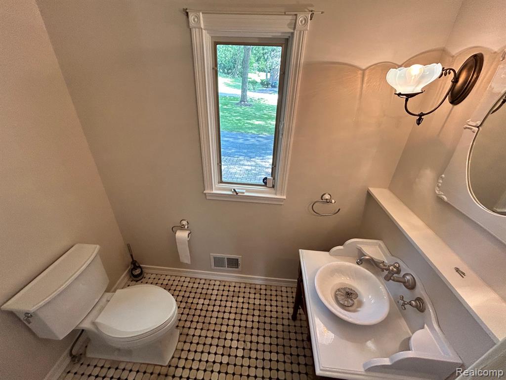 5352 W Doherty Drive, West Bloomfield, MI 48323 — Photo 15