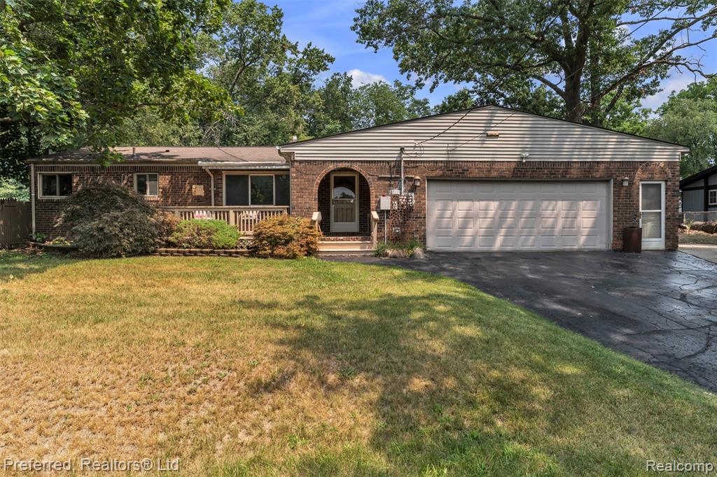 8822 Pontiac Lake Road, White Lake, MI