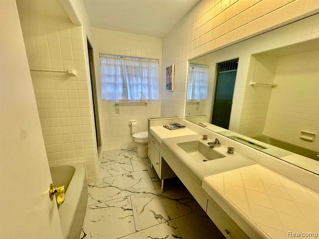 9171 E OUTER Drive, Detroit, MI 48213 — Photo 8