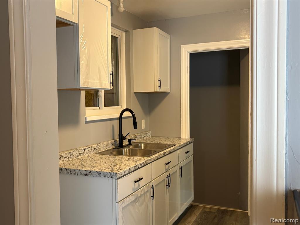 9755 SOMERSET Avenue, Detroit, MI 48224 — Photo 6