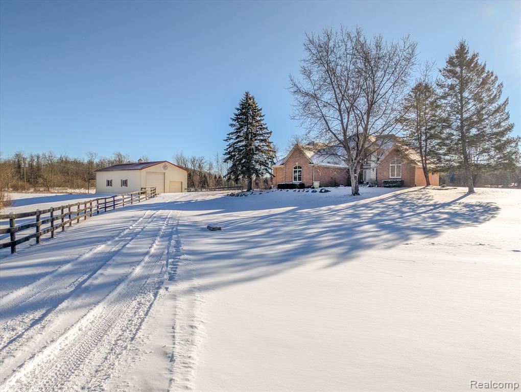 2051 E Oakwood Road, Oxford, MI 48370 — front exterior