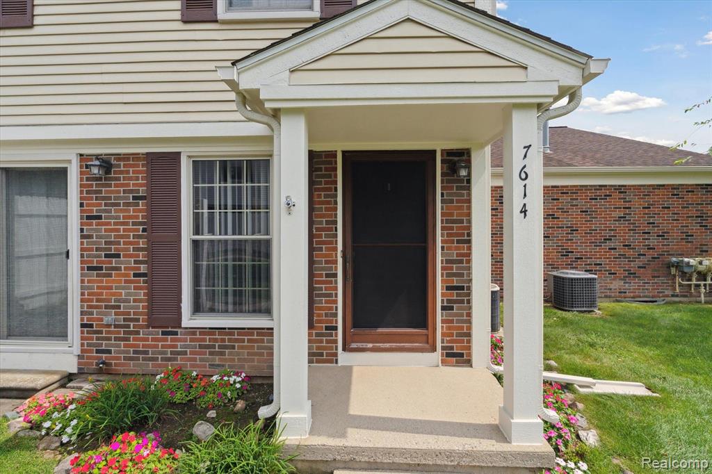 7614 WOODVIEW Drive, 22, Waterford, MI 48327 — Photo 2
