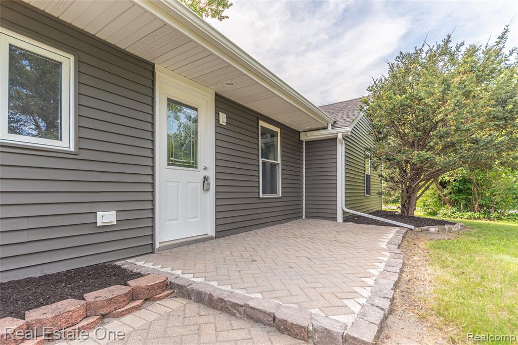 912 N Wixom Road, Wixom, MI 48393 — Photo 2