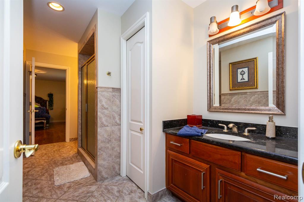 49759 Lakebridge Drive, Shelby Twp, MI 48315 — Photo 39