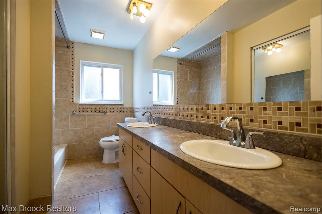 4829 WOLGAST Drive, Warren, MI 48092 — Photo 23