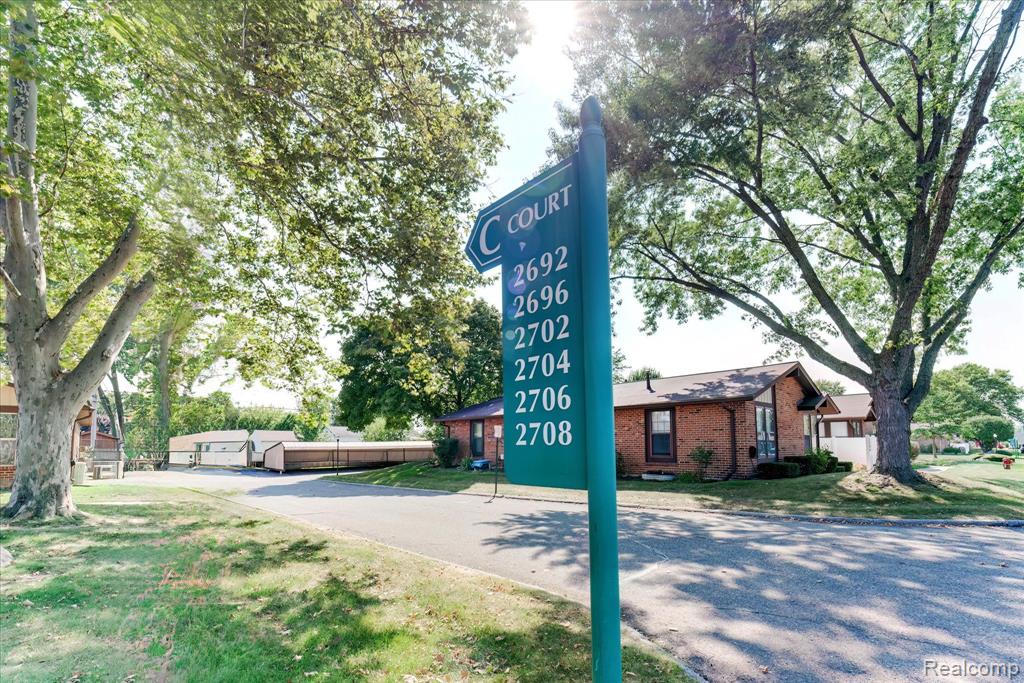 2702 ROUNDTREE Drive, Troy, MI 48083 — Photo 8