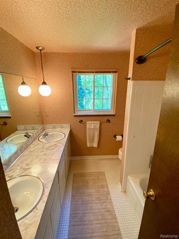 6643 GUILDFORD Drive, Shelby Twp, MI 48316 — Photo 18
