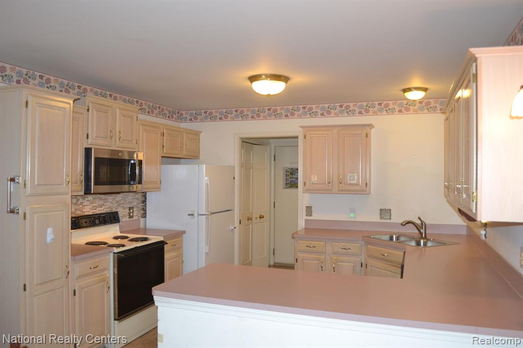 1052 PINEWOOD Court, Brighton, MI 48116 — Photo 3