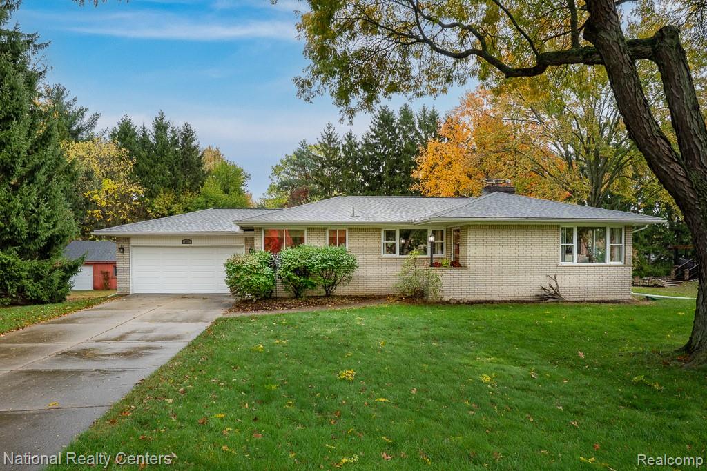 837 Dakota, Rochester Hills, MI 48307 — front exterior