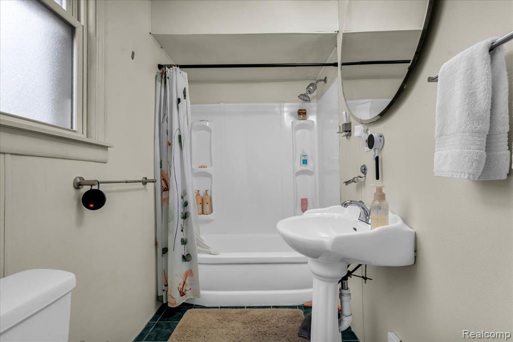 447 SYCAMORE Street, Wyandotte, MI 48192 — Photo 15