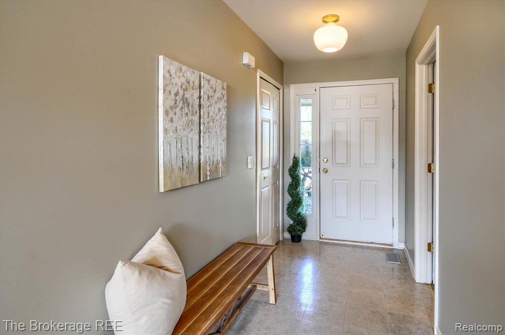 8089 PENINSULA Circle, Grand Blanc, MI 48439 — Photo 9