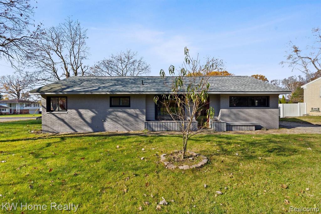 629 E CREST Lane, South Lyon, MI 48178 — Photo 22