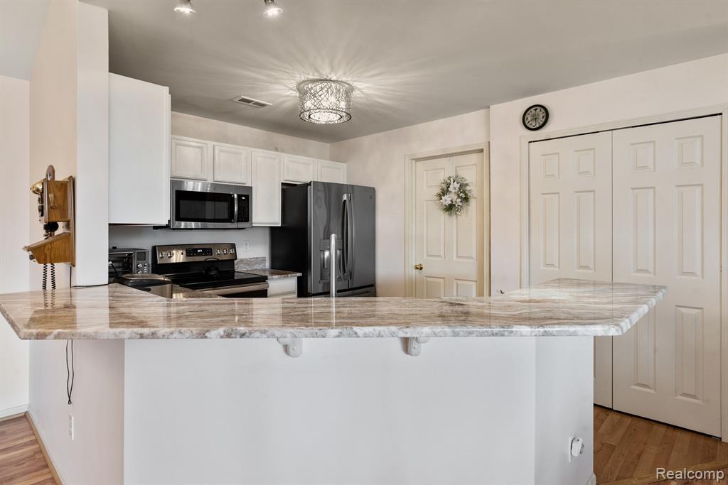 21208 CHESAPEAKE Circle, Walled Lake, MI 48390 — Photo 7
