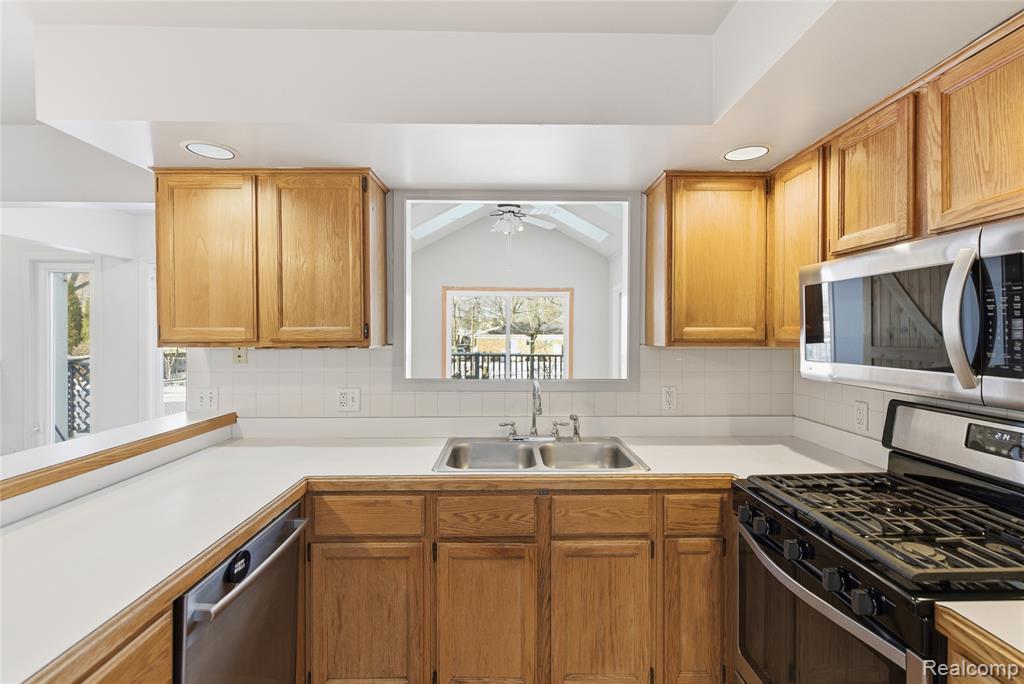 5654 Rowley Boulevard, Waterford, MI 48329 — Photo 13