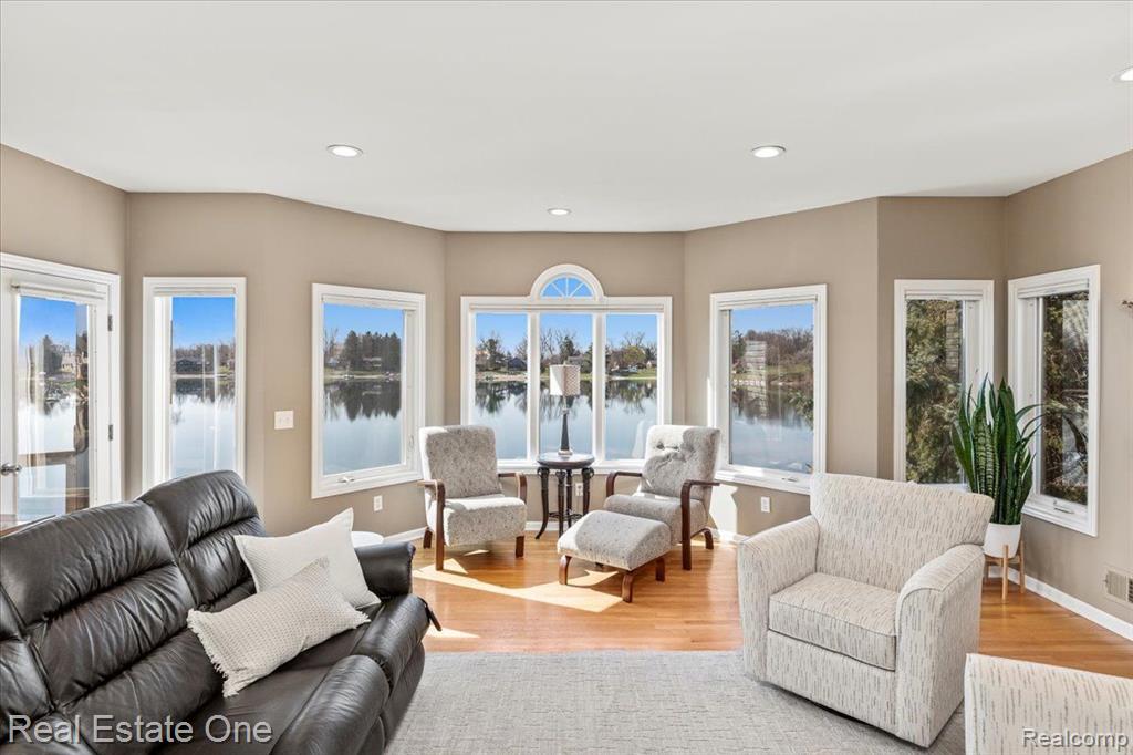 566 BAY POINTE Drive, Oxford, MI 48371 — Photo 24