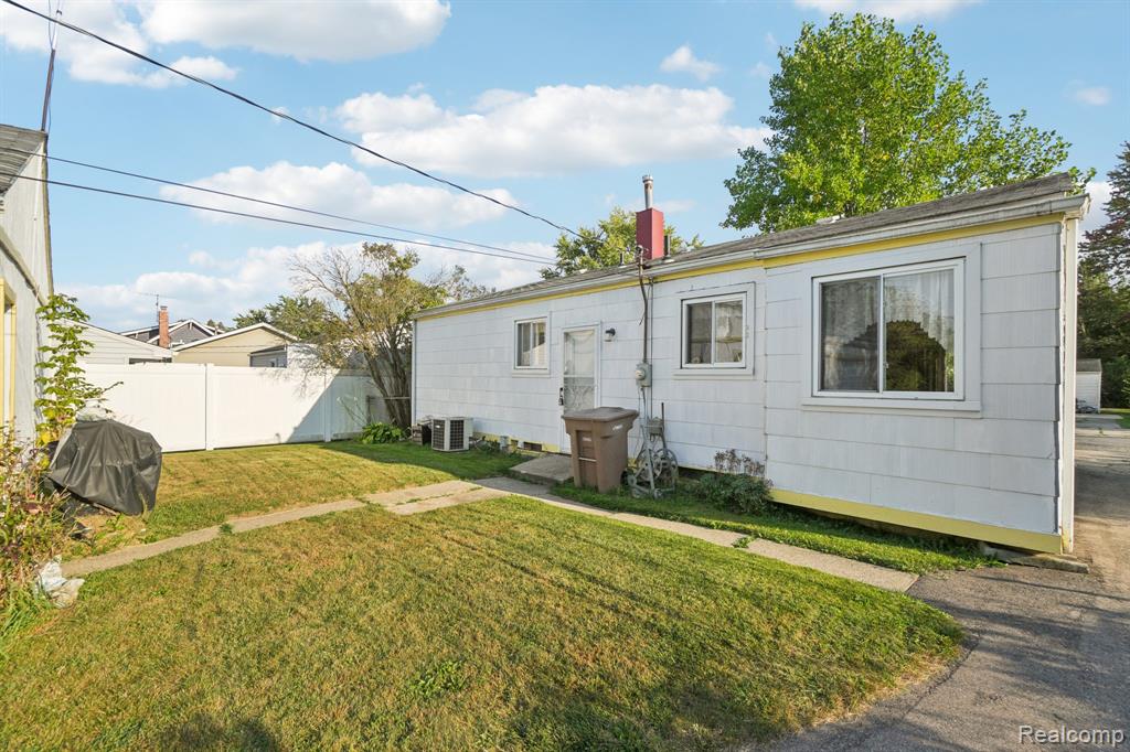 683 Clara Avenue, Pontiac, MI 48340 — Photo 24