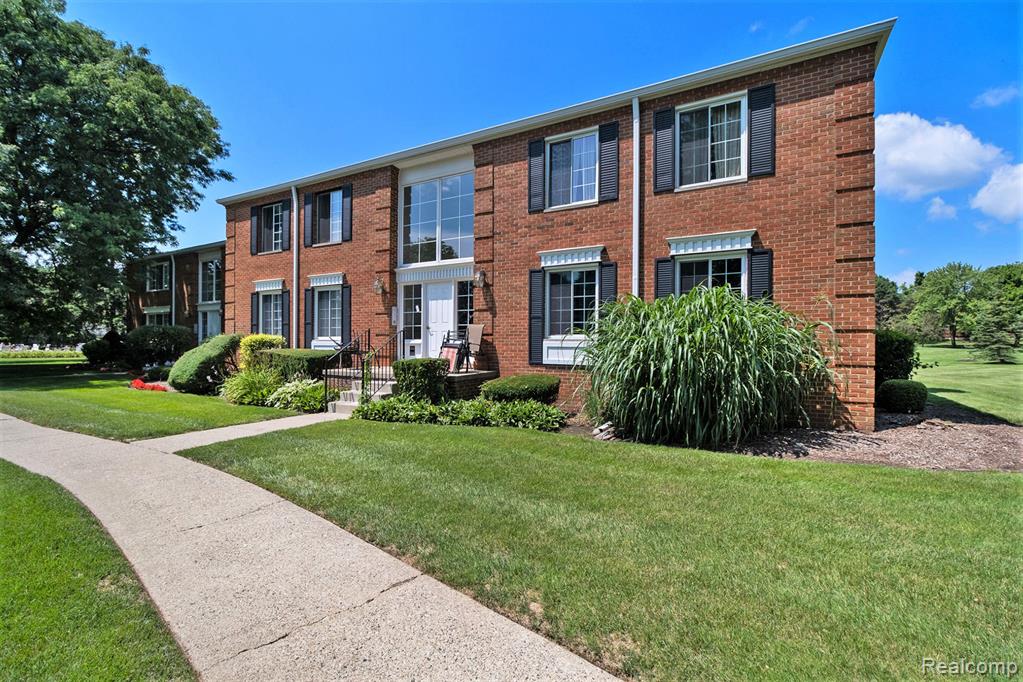 654 E FOX HILLS Drive, Bloomfield Hills, MI 48304 — Photo 2