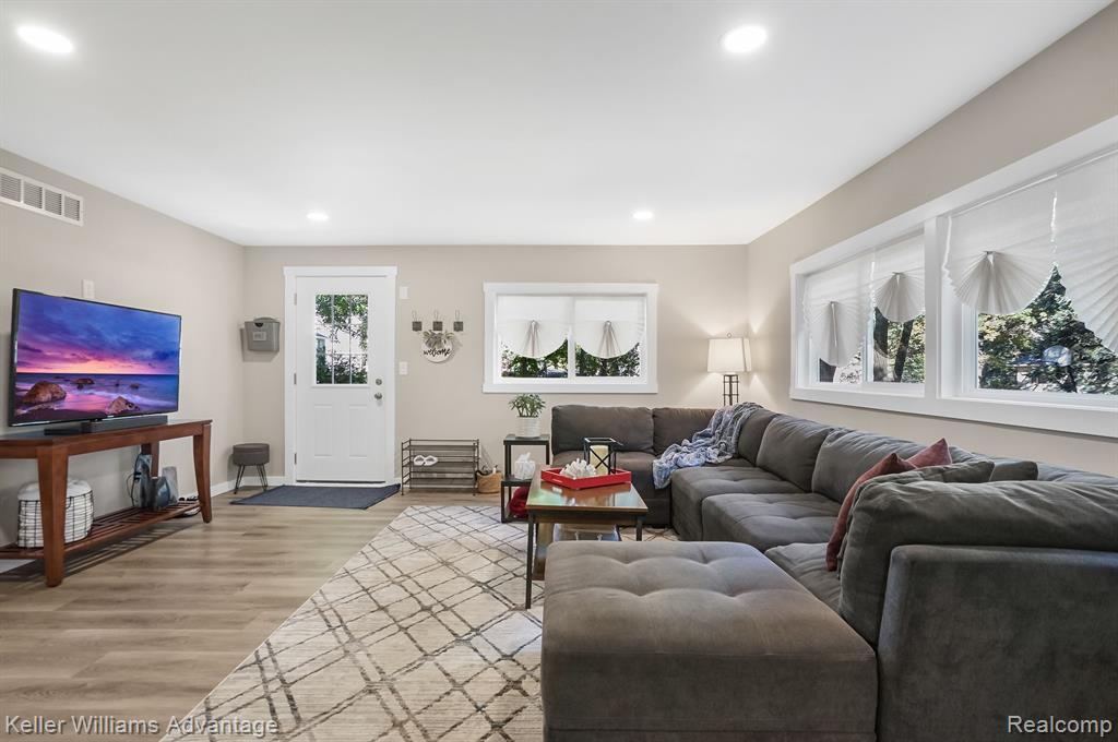 7466 LONGWORTH Drive, Brighton, MI 48116 — Photo 15