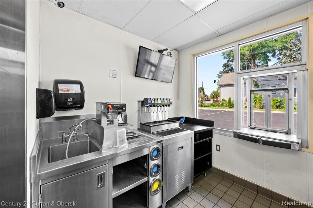 32704 Grand River Avenue, Farmington, MI, 48336