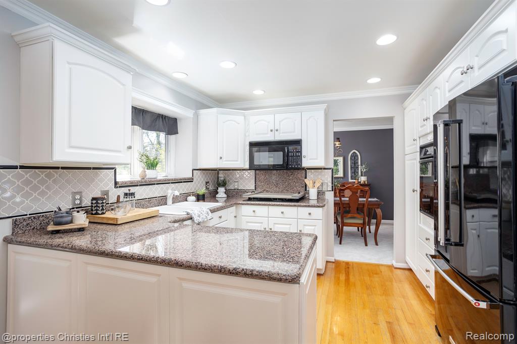 45571 IRVINE Drive, Novi, MI — Photo 14
