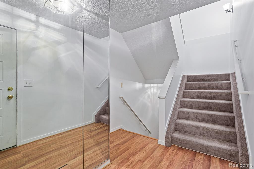 7147 Elmhurst, West Bloomfield, MI — Photo 24