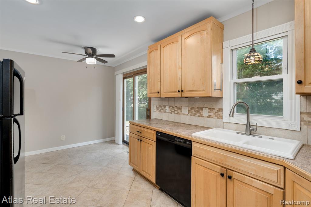 832 Southwood Drive, Fenton, MI 48430 — Photo 17