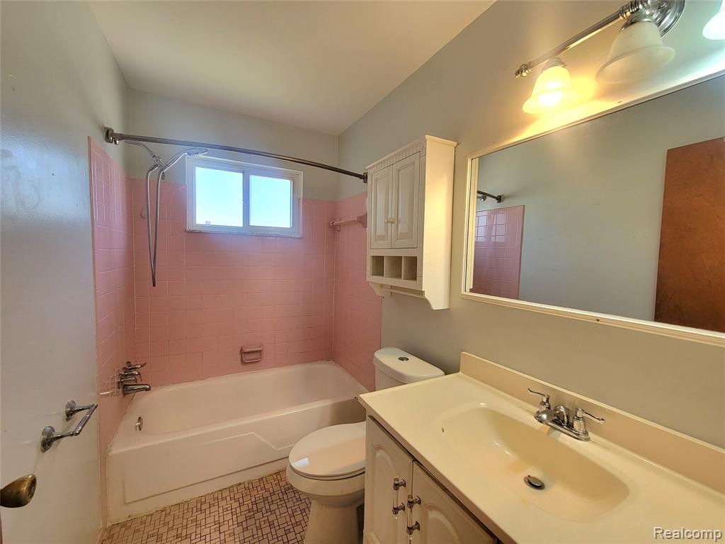 8527 State Park, Center Line, MI 48015 — Photo 14