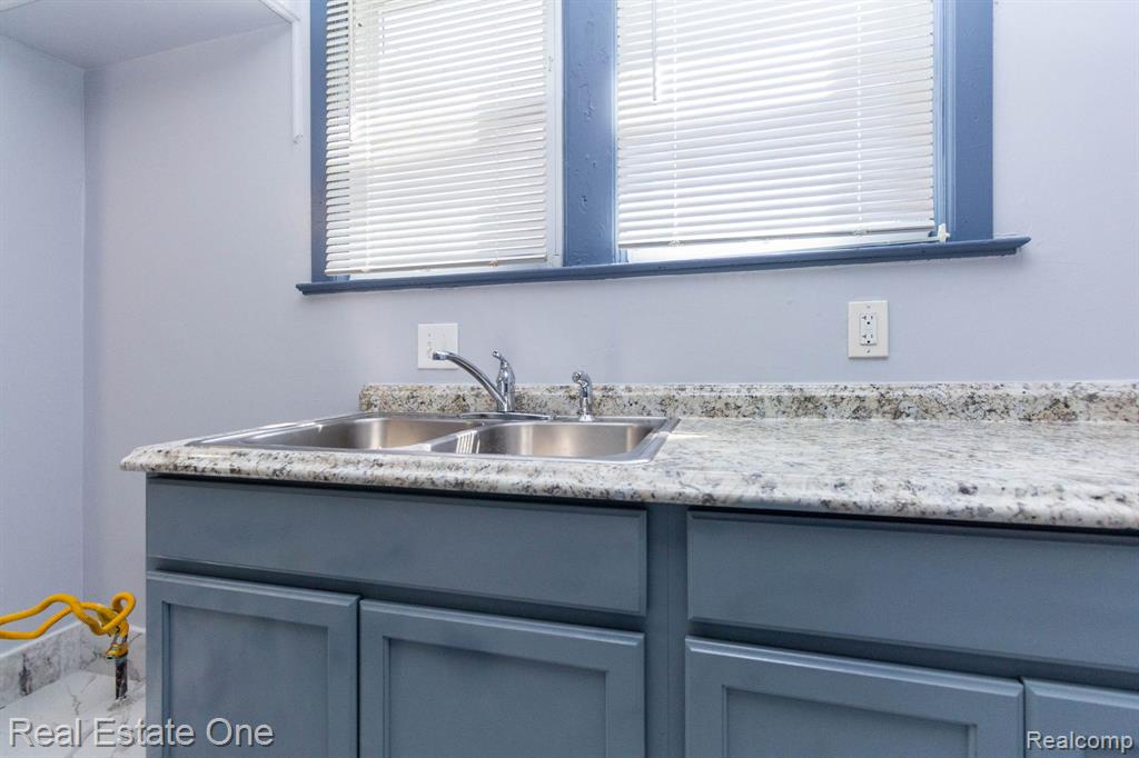 12568 Wilshire Drive, Detroit, MI 48213 — Photo 13