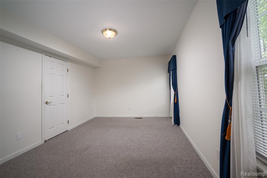 5026 Harbor Oak Drive, Waterford, MI 48329 — Photo 13