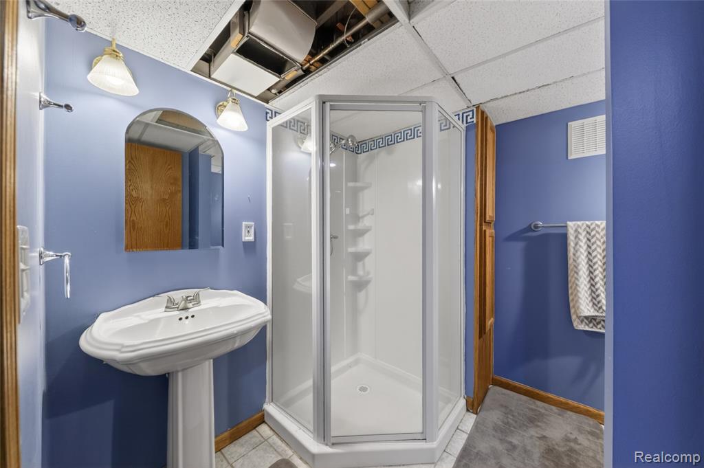 9818 Roseland Street, Livonia, MI 48150 — Photo 28