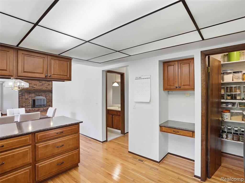 5800 Naneva Court, West Bloomfield, MI — Photo 12