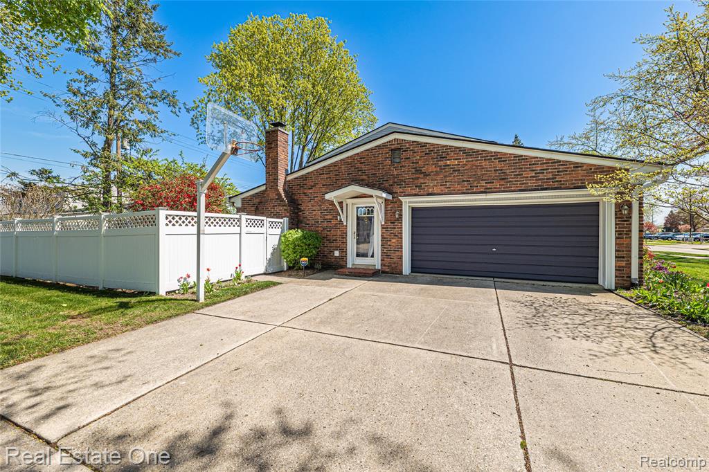 25574 Wilson Drive, Dearborn Heights, MI 48127 — Photo 9