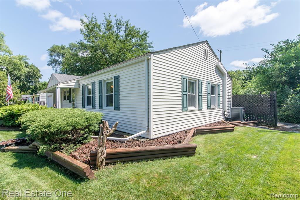 4049 MEIGS Avenue, Waterford, MI 48329 — Photo 24