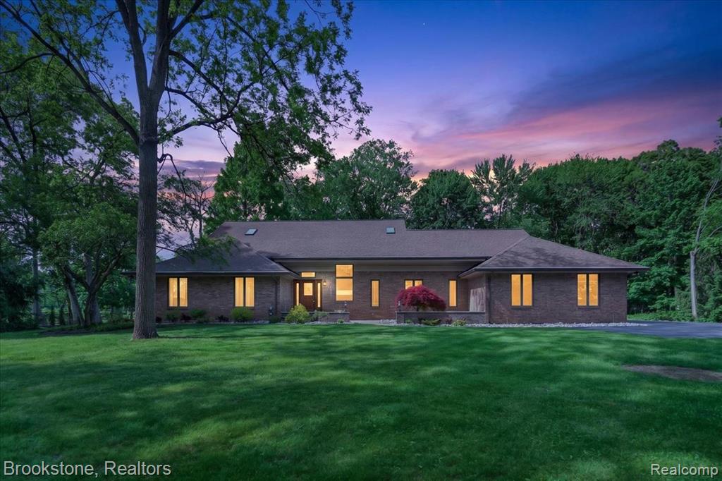 2610 Vanel Court, West Bloomfield, MI 48324 — front exterior