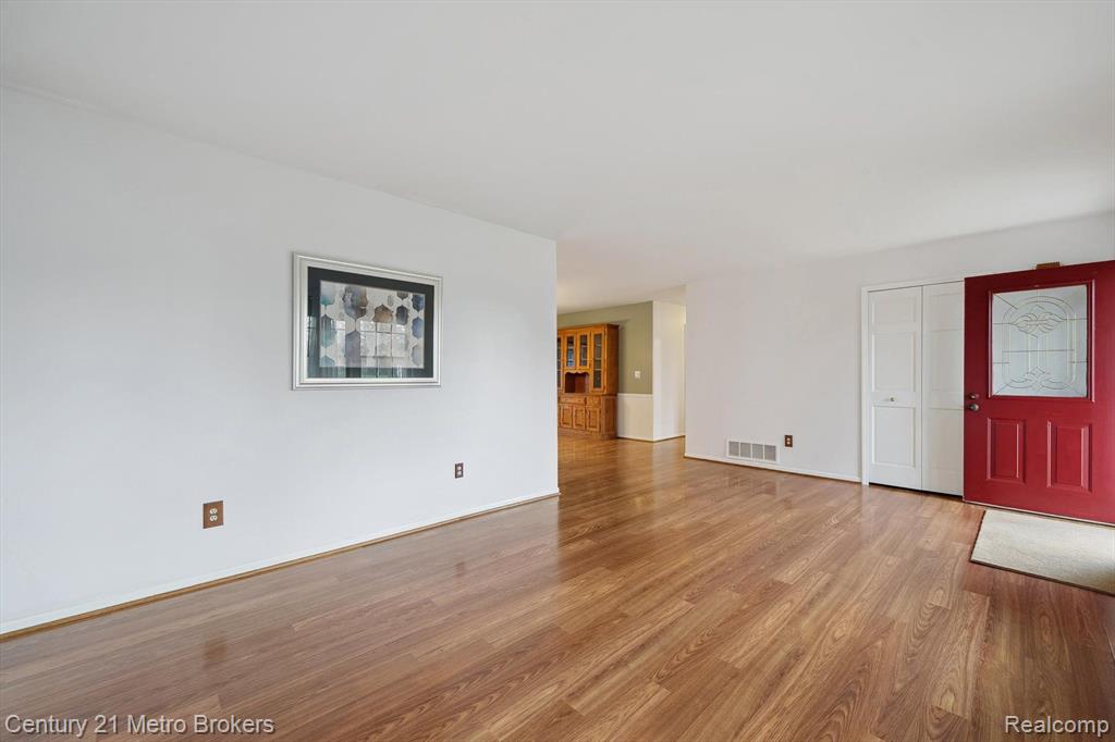 6452 E MAPLE Avenue, Grand Blanc, MI 48439 — Photo 8