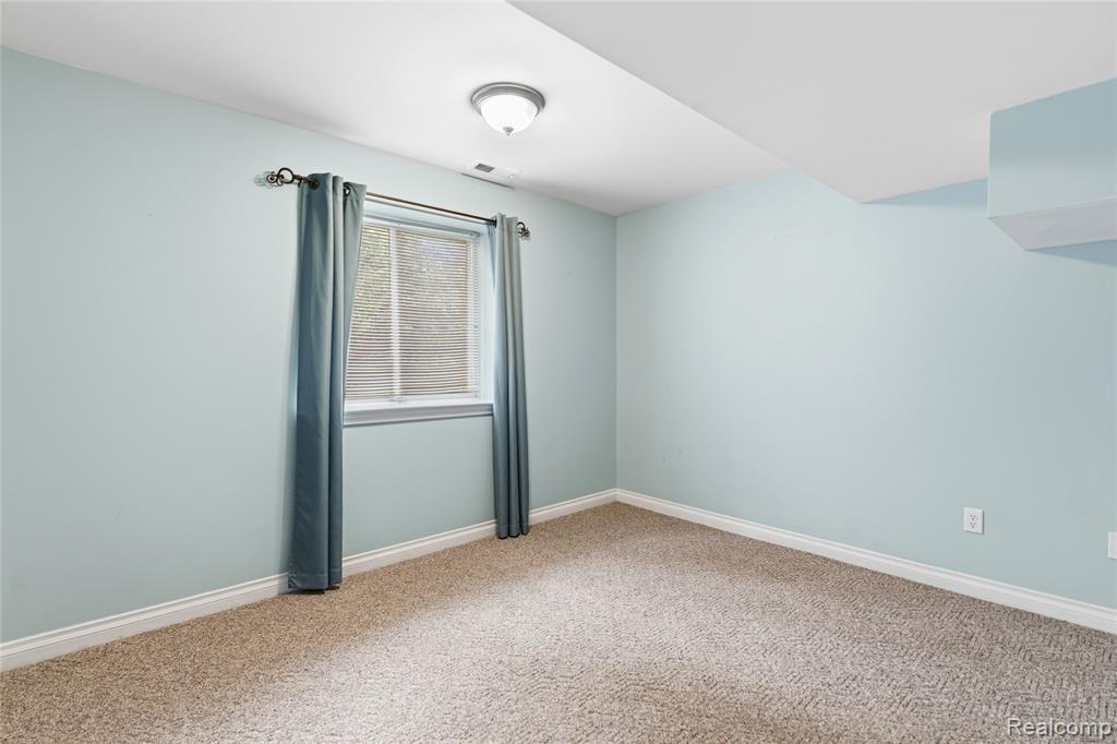 1130 Creekside Court, Burton, MI 48509 — Photo 21