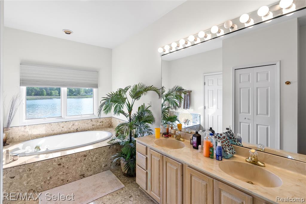 13154 Lake Shore Drive, Fenton, MI 48430 — Photo 34