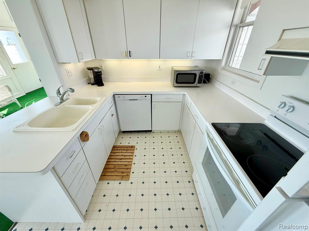9963 S Channel Dr, MI 48028 — Photo 17
