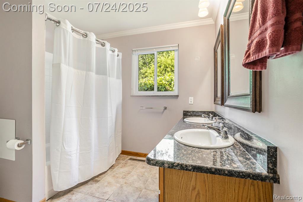 5216 Birchcrest Drive, Swartz Creek, MI 48473 — Photo 8