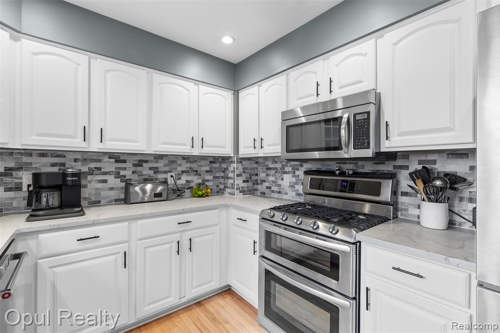 4748 Ravinewood Drive, Commerce Twp, MI 48382 — Photo 16