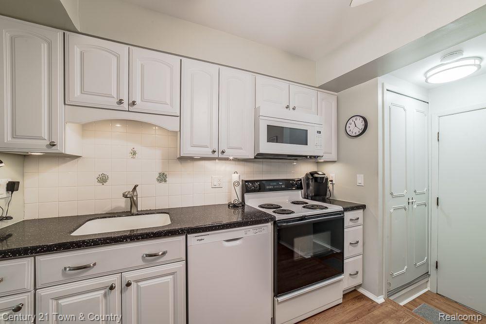 5395 BREEZE HILL, Troy, MI 48098 — Photo 13