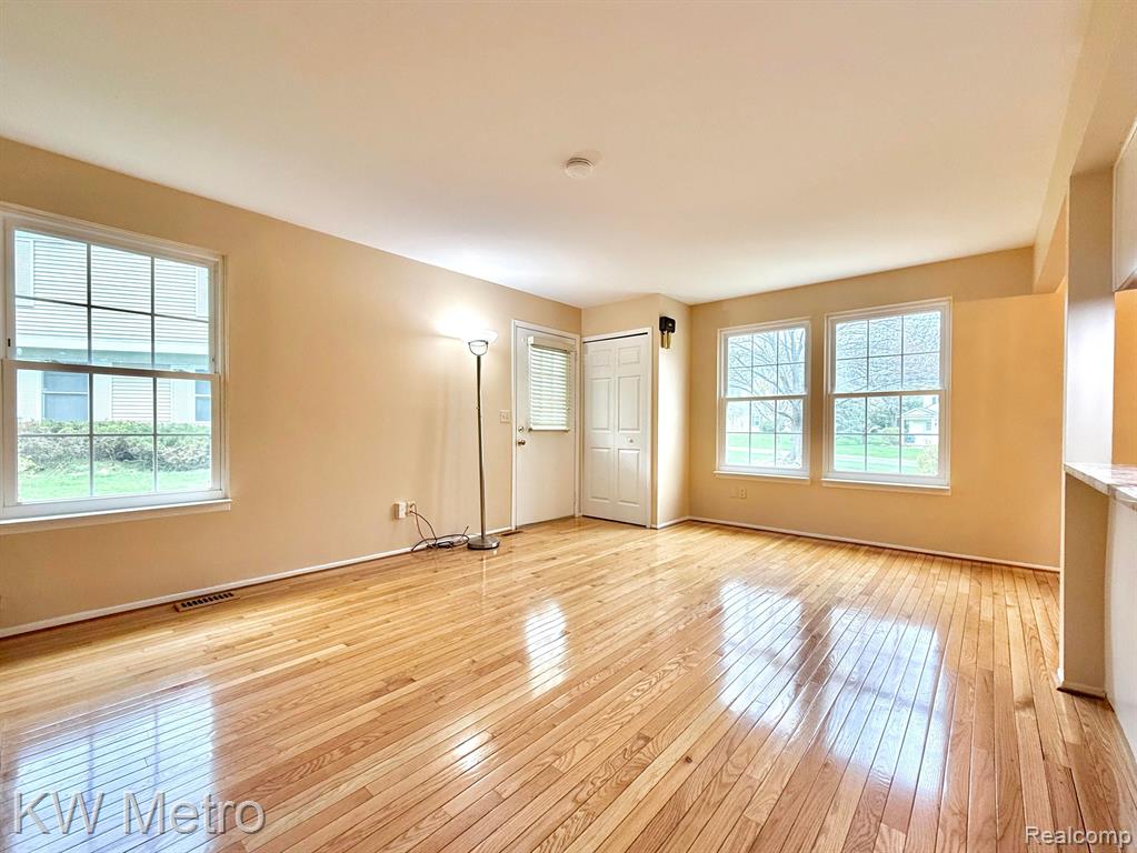 223 NEPTUNE Drive, Walled Lake, MI 48390 — Photo 6