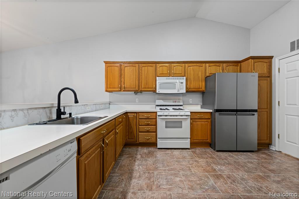 4967 Oak Hill Drive, Waterford, MI 48329 — Photo 14