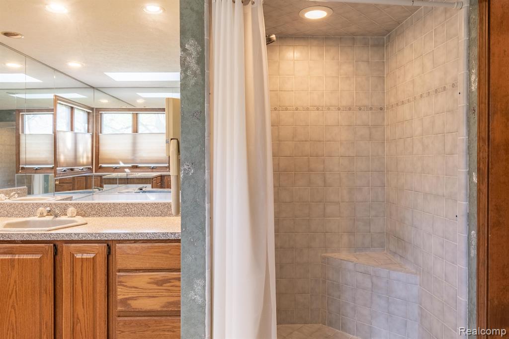 4435 OAK POINTE Drive, Brighton, MI 48116 — Photo 38